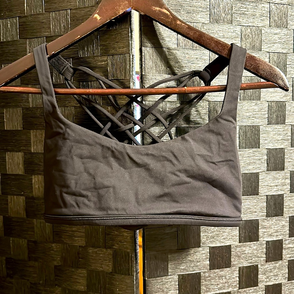 Great condition! Women’s SZ 8 Lululemon strappy back sports bra.